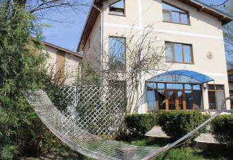 Cristalex Villaverde Bucharest has rooms with a private hot tub