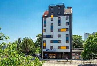 Best Western Terminus Hotel allows 18 year olds to book a room