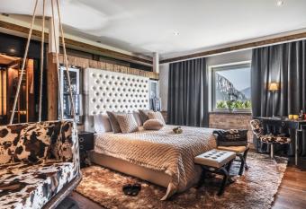 Solea Boutique & Spa Hotel has rooms with a private hot tub