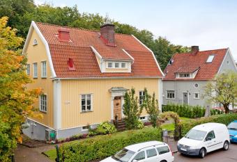 5:ans Bed & Breakfast allows 18 year olds to book a room