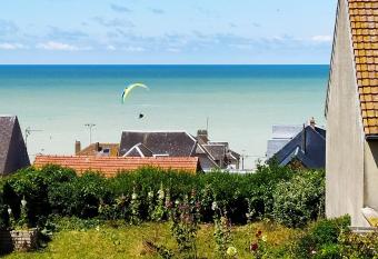 Le clapotis de l   , calme, balcon sur la mer,    2 h de Paris allows 18 year olds to book a room
