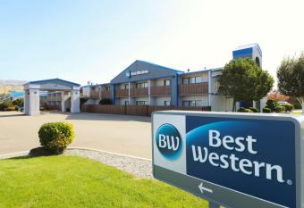 Best Western Chieftain Inn has rooms with a private hot tub