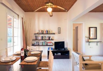 Villa Apleton has Smoking/Balcony rooms