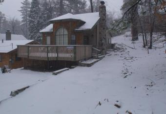 Acorn Cottage has Balcony rooms