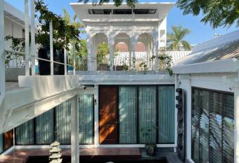 JARITT NyMMANH allows 18 year olds to book a room