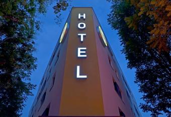 B&B Hotel Heilbronn allows 18 year olds to book a room