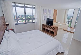 Wyndham Golden Foz Su  tes allows 18 year olds to book a room