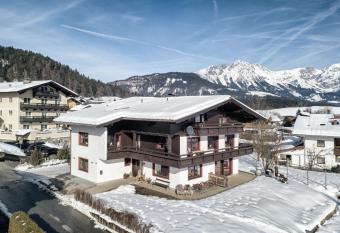 Au Pension has Balcony rooms