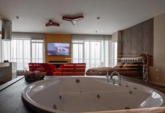 sky CHOCOLATE jacuzzi 30 FLOOR has rooms with a private hot tub