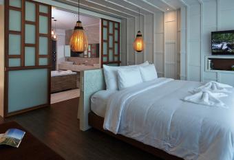 Whale Hua Hin - SHA Plus has rooms with a private hot tub