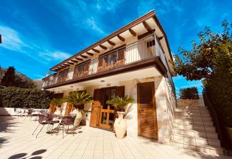 Divina Costiera has Balcony rooms