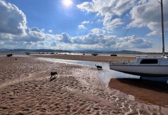 Sandy feet retreat has rooms with a private hot tub
