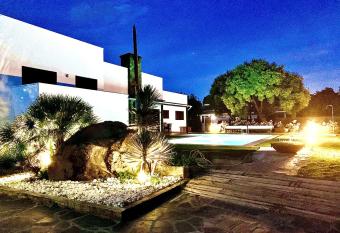 Villa La Roca Madrid has Balcony rooms