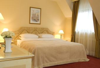 Casa Boyana Boutique Hotel has rooms with a private hot tub