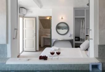 Villa Galinia has rooms with a private hot tub