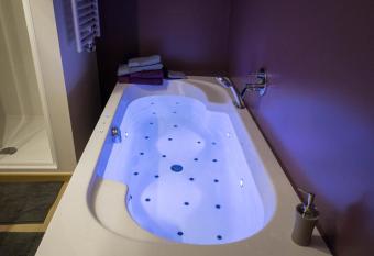 Les Valcaprimontoises has rooms with a private hot tub