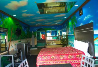 Scottish Inn and Suites Houston-Jones Road has rooms with a private hot tub