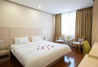 Guangzhou Xin Yue Xin Hotel allows 18 year olds to book a room