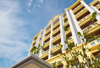 Jinhold Apartment Hotel allows 18 year olds to book a room