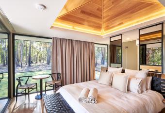 Amaroo Retreat & Spa has rooms with a private hot tub