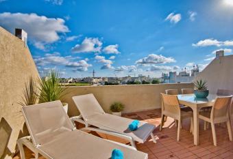 Superb Penthouse with City Views & Terrace has Balcony rooms