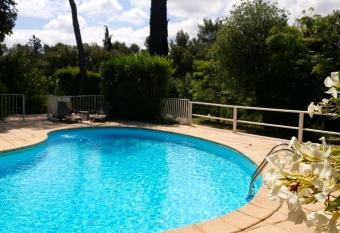 Le Relais Des Lavandins allows 18 year olds to book a room