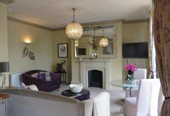 Hewlett Apartments has Balcony rooms