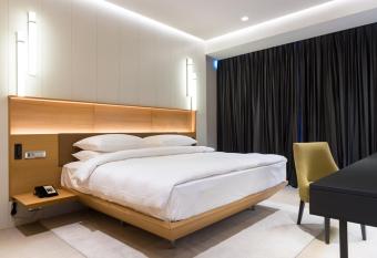 Radisson Hotel Dakar Diamniadio has rooms with a private hot tub