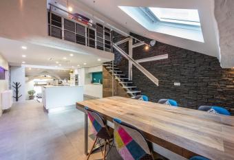 Le Cocon De Notre Dame allows 18 year olds to book a room