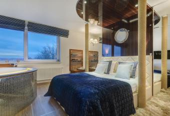 June street Spa apartments has rooms with a private hot tub