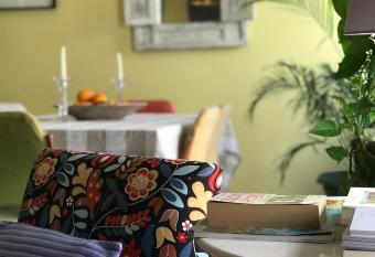 Cozy artistic apartment allows 18 year olds to book a room