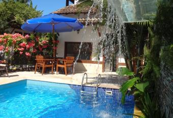 Pousada Doce Paraty has rooms with a private hot tub