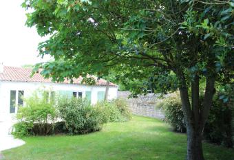 Clos du Pere Ignace has Balcony rooms