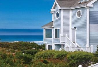 Schooner Landing has rooms with a private hot tub