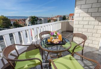 Apartments Lovric with sea view allows 18 year olds to book a room
