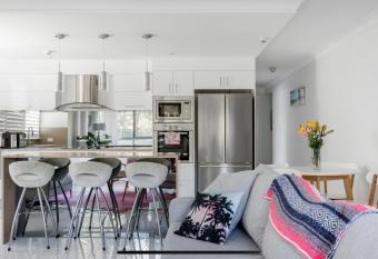 Beachside Beauty at Burleigh Pavilion! allows 18 year olds to book a room