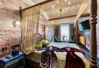 Sofijos Rezidencija has rooms with a private hot tub