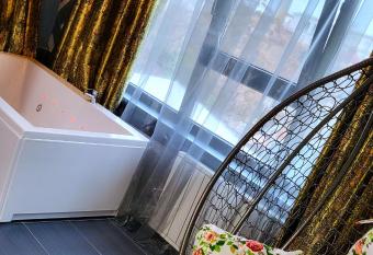 Central Club Sofia has rooms with a private hot tub