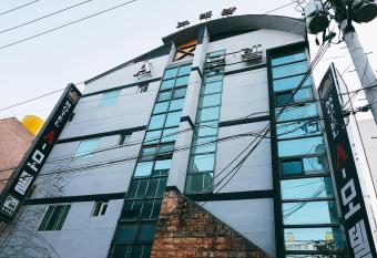 Gumi A Motel has Smoking rooms