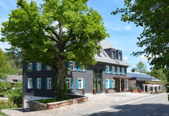 die S  ge allows 18 year olds to book a room