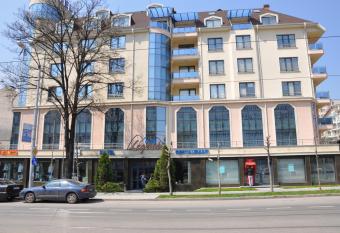 Legends Hotel allows 18 year olds to book a room