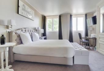 Logis Manoir de Fourcy has rooms with a private hot tub