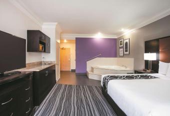 La Quinta Inn & Suites by Wyndham Dublin Pleasanton has rooms with a private hot tub