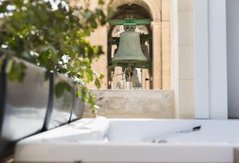 Palazzo Jean Parisot Boutique Suites has rooms with a private hot tub