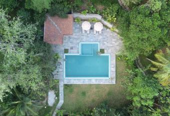 Raindrops Resorts has rooms with a private hot tub