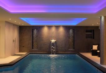 Les Criquets H  tel Restaurant Spa has Balcony rooms