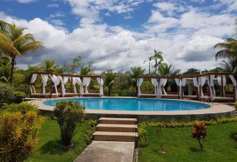 El Sauce Resort - Hotel Asociado Casa Andina allows 18 year olds to book a room