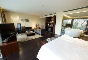 Hotel Kapok - Forbidden City has rooms with a private hot tub