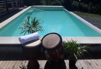 Les Hauts de Bornave has Balcony rooms