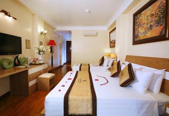 Hanoi House Hostel & Travel has rooms with a private hot tub